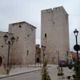 Entriamo adesso  nel centro storico di Bisceglie, l� dove si distingue per maestosit� e imponenza la cosiddetta Torre Maestra del Castello Svevo-Angioino al quale � collegata attraverso un ponte levatoio